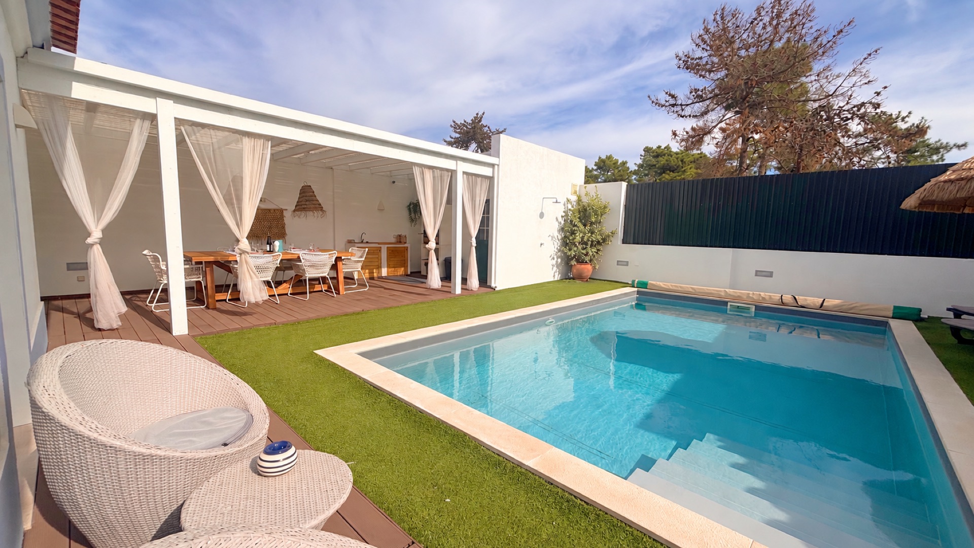 Private 7 x 4 m swimming pool and patio